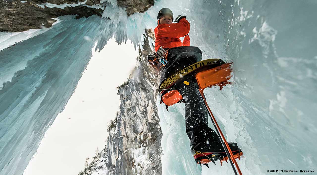 RIDE, Piccozza compatta e ultraleggera per lo scialpinismo e il freeride -  Petzl Italia