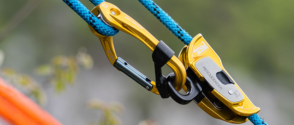 ATTACHE, Mousqueton à verrouillage à vis, compact et léger en forme de  poire - Petzl Schweiz