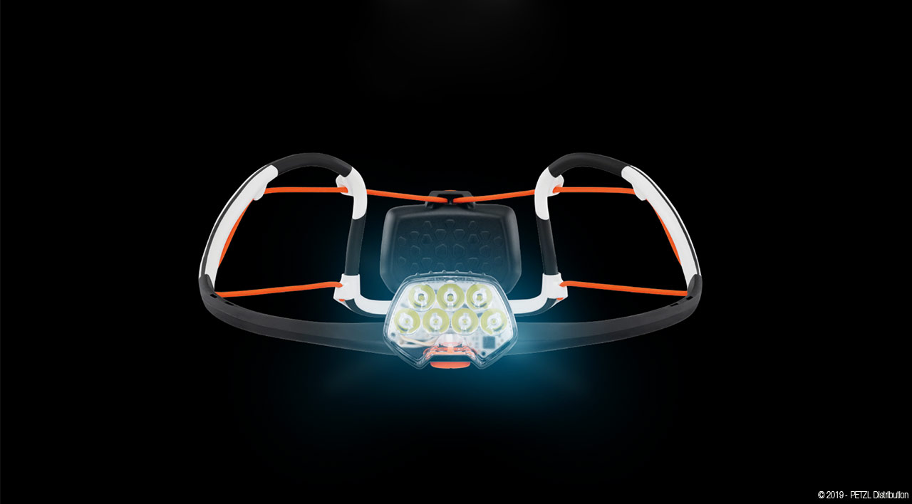 Petzl Iko Core, lampe frontale multifaisceau, légère et puissante.