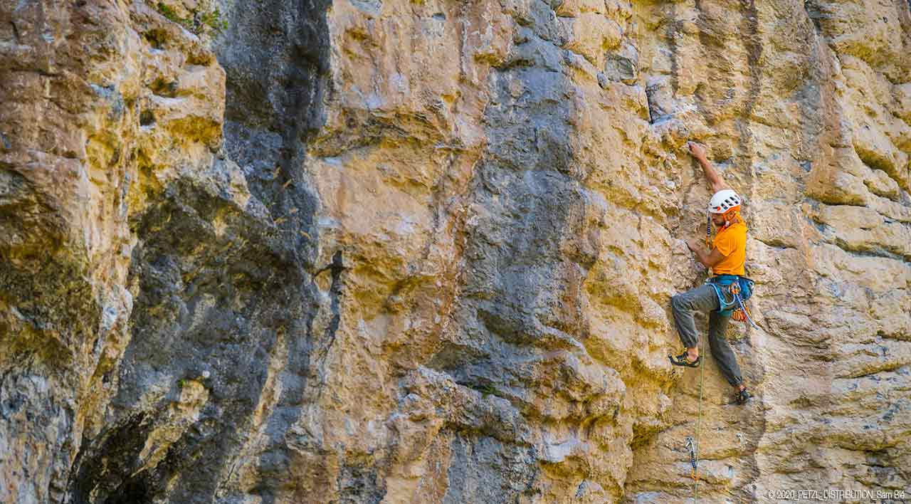 ADJAMA, Harnais d'escalade et d'alpinisme avec tours de cuisse ajustables  pour la pratique en falaise et en grande voie - Petzl France