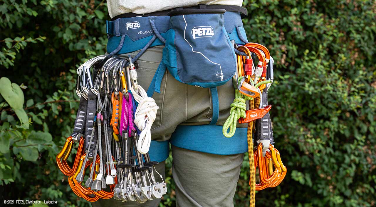 LUNA, Arnés para escalada y alpinismo para mujer con perneras ajustables  para escalada deportiva y escalada de varios largos - Petzl España