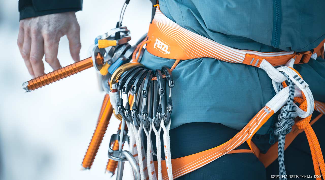 News - Petzl ¿Cómo revisar tu arnés de escalada? - Petzl España